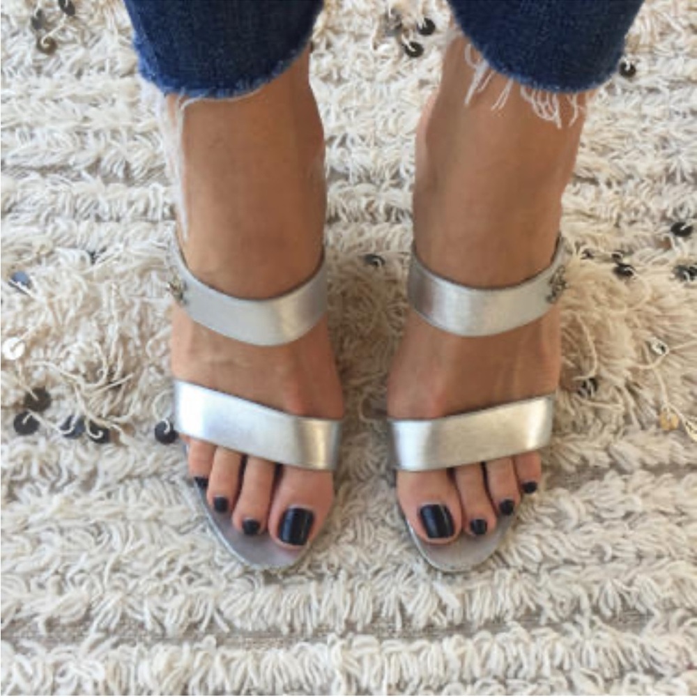 NWT Charming CHINESE LAUNDRY Modern Silver Metallic Sandals w double Straps SZ 7
